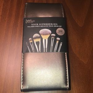 it cosmetics travel brush set 5 -piece NWT